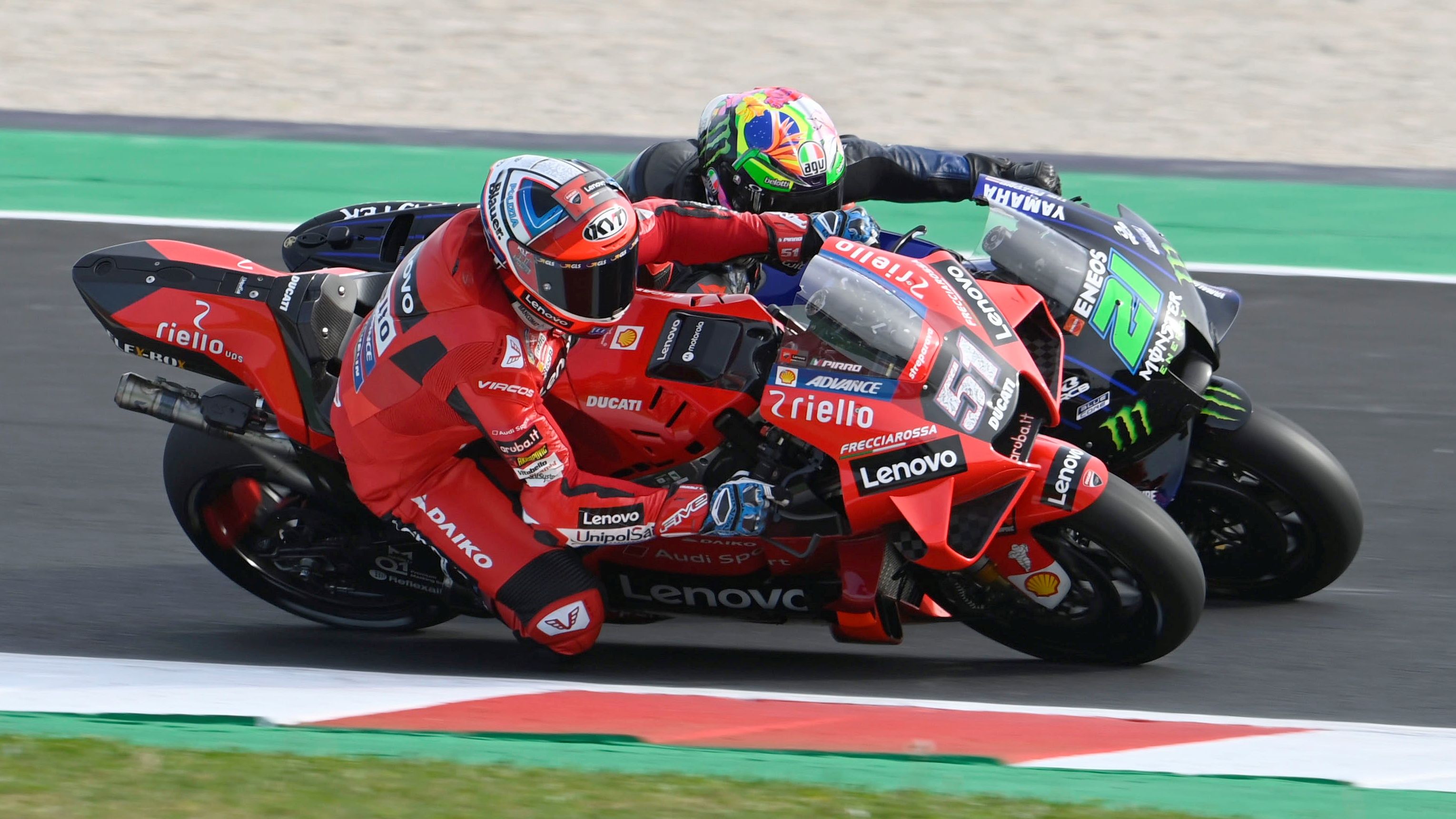 Michele Pirro rebasa a Franco Morbidelli por dentro