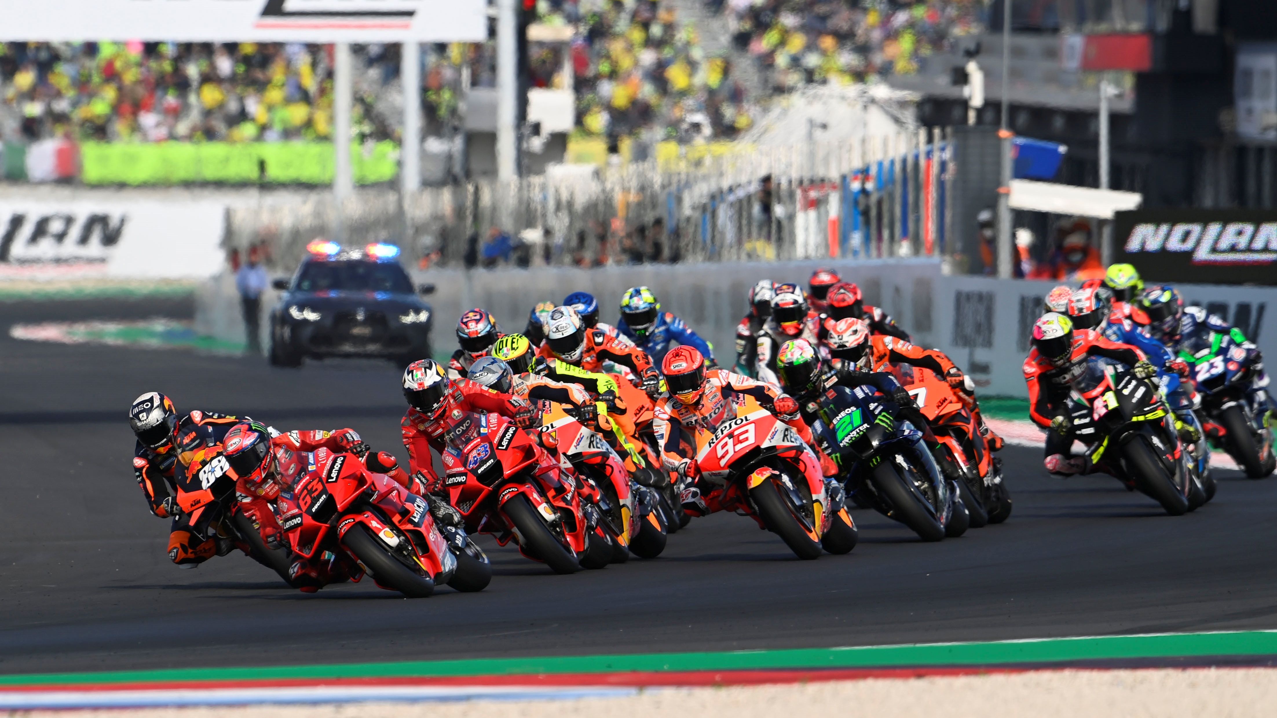 Pecco Bagnaia coge el mando en la salida