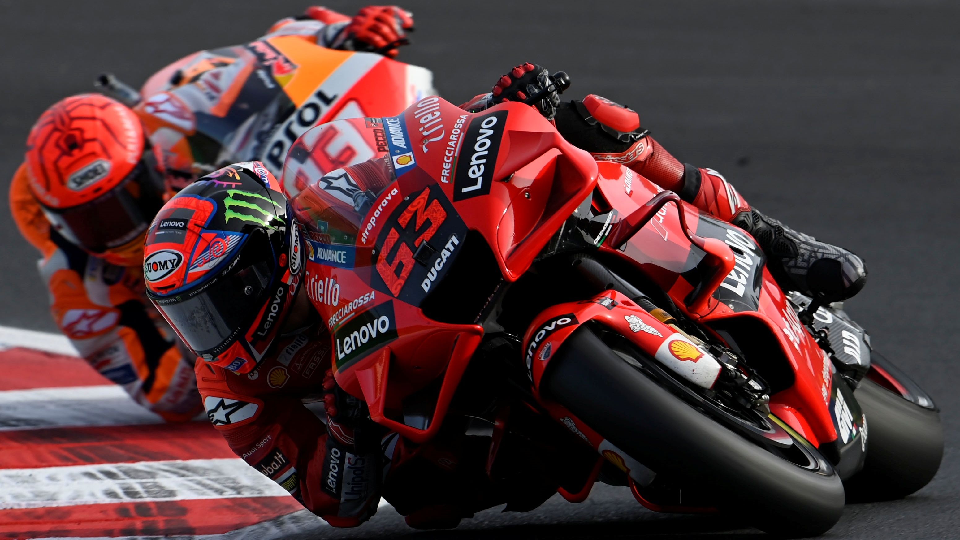 Pecco Bagnaia con Marc Márquez totalmente pegado