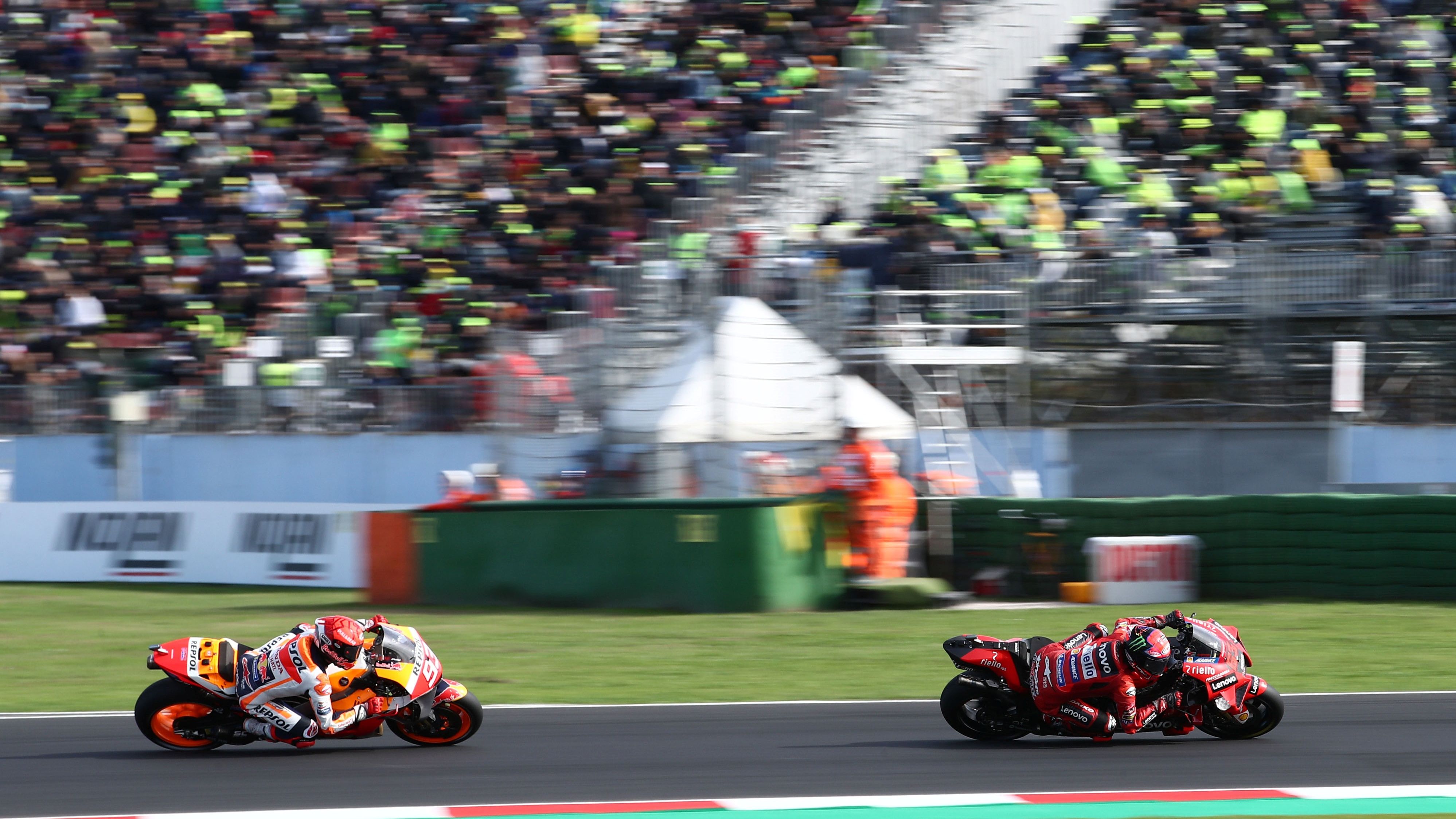 Pecco Bagnaia y Marc Márquez delante de la afición italiana