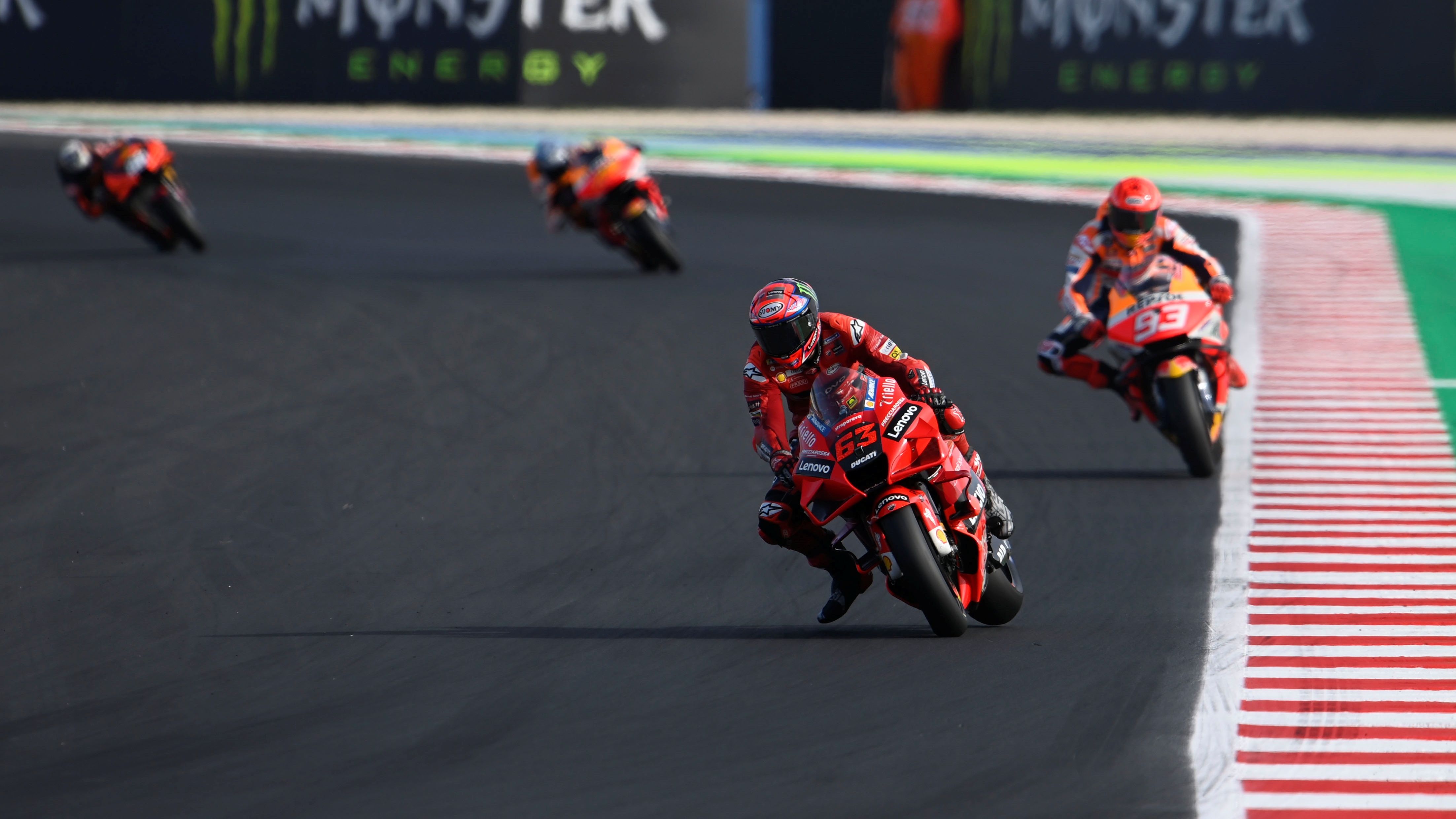 Pecco Bagnaia y Marc Márquez se escapan de Pol Espargaró y Miguel Oliveira