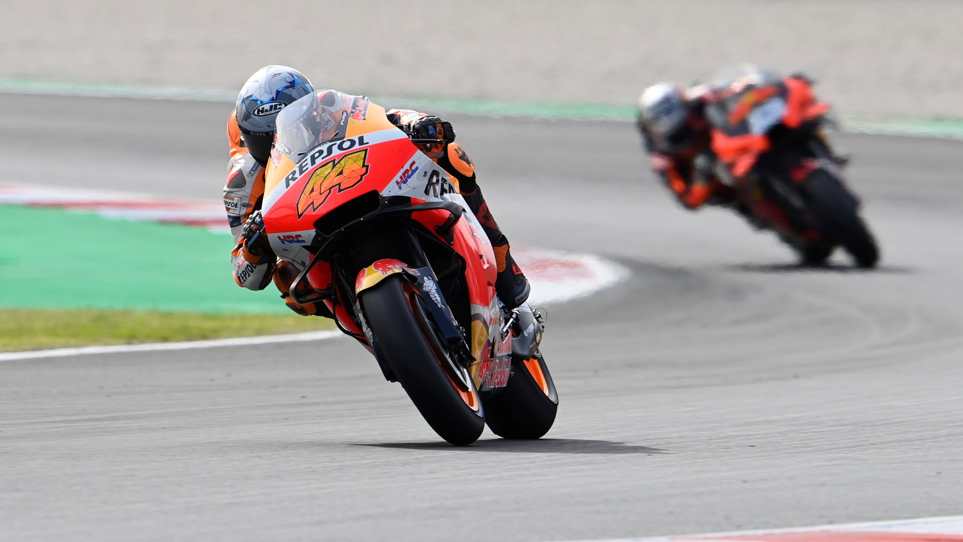 Pol Espargaró abre hueco con Miguel Oliveira rumbo al podio