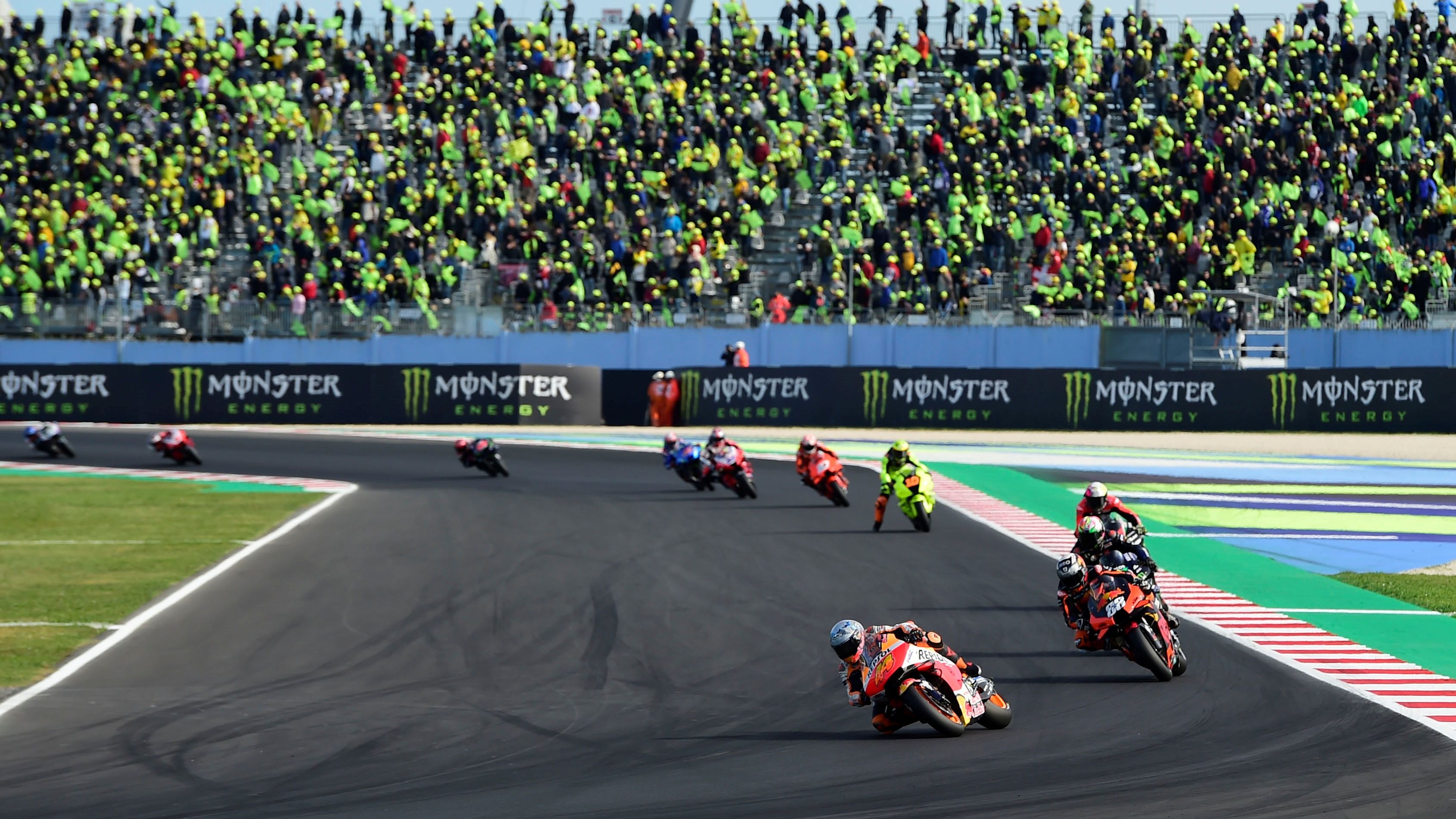 Pol Espargaró seguido por Miguel Oliveira, Franco Morbidelli y Aleix Espargaró
