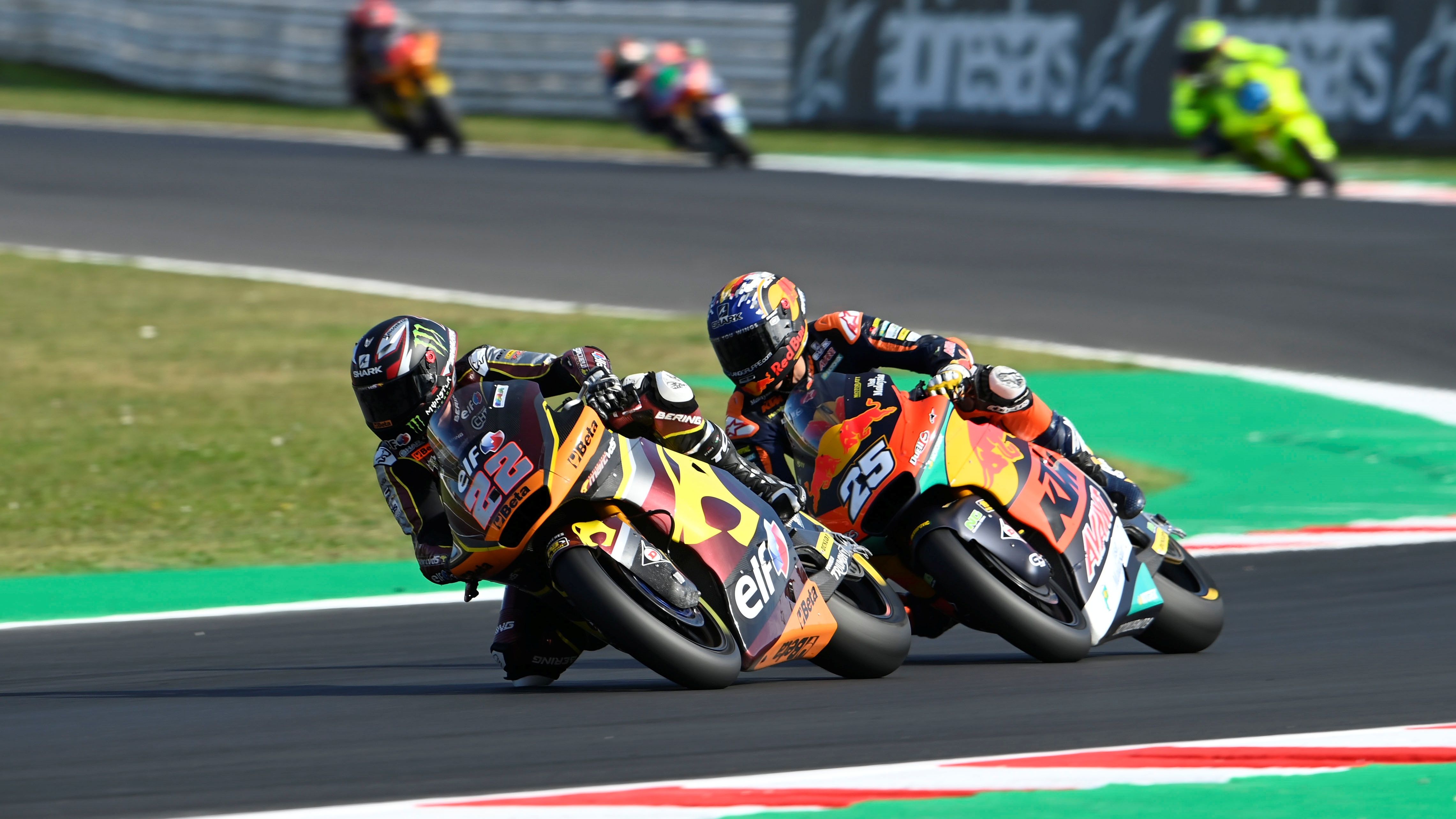 Sam Lowes con Raúl Fernández totalmente pegado