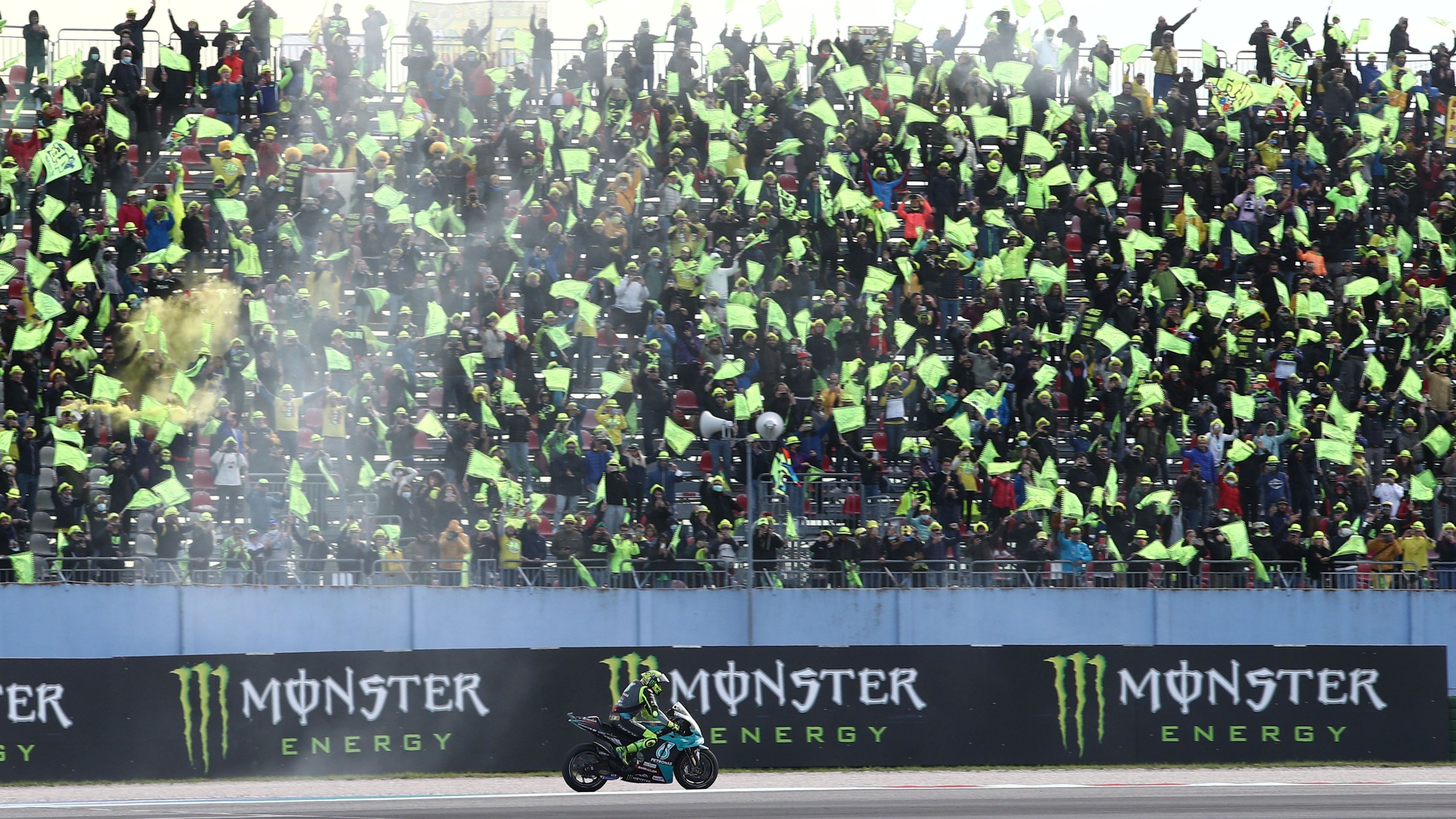 Valentino Rossi se despide de los tifosi en su última carrera en Misano