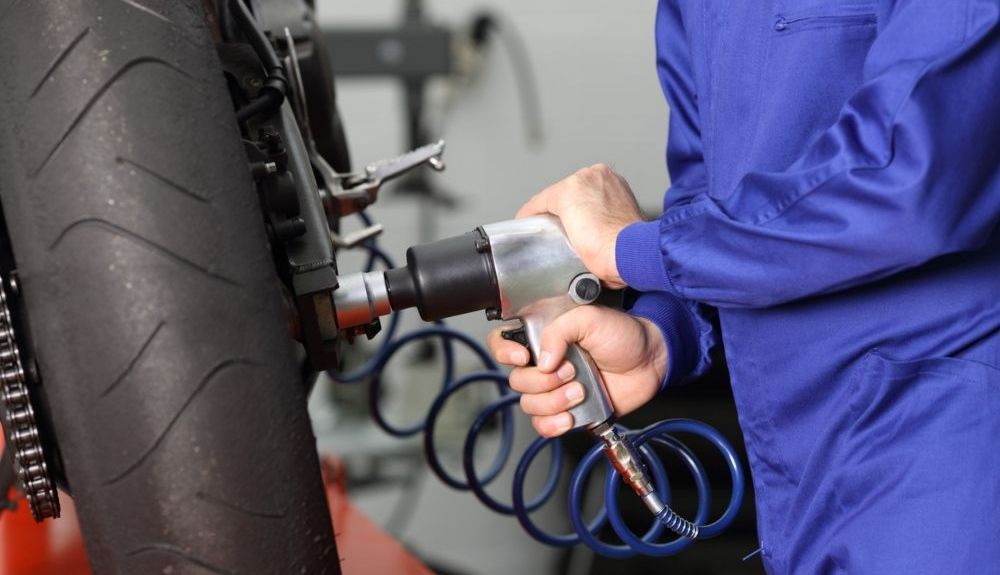 Mecánico cambiando uno de los neumáticos de una moto. Fuente: iStock / AntonioGuillem Mecánico cambiando uno de los neumáticos de una moto. Fuente: iStock / AntonioGuillem