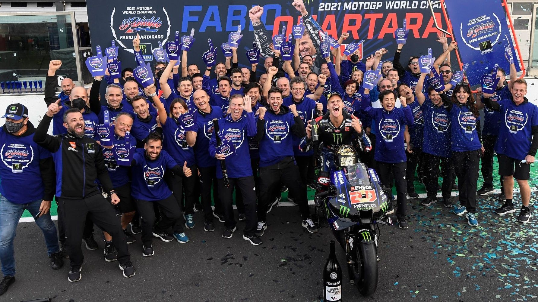 Fabio Quartararo y el Monster Yamaha celebran el título de MotoGP 2021