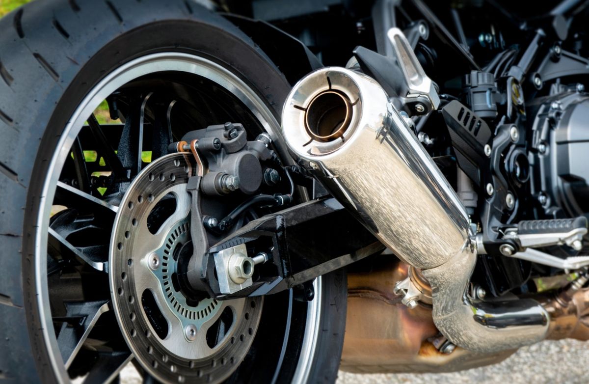 Tubo de escape de una moto, relacionado con el catalizador. Fuente: iStock / deepblue4you