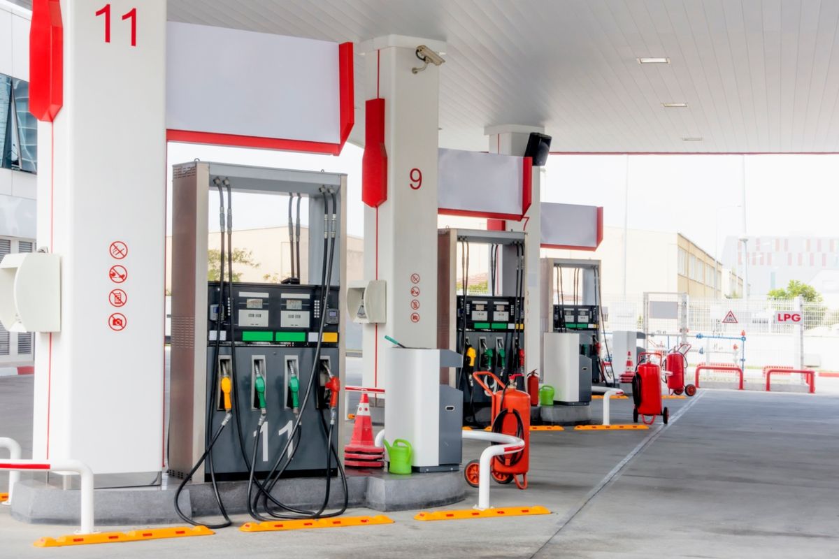 Surtidores de gasolina en una estación de servicio. Fuente: iStock / jpgfactory