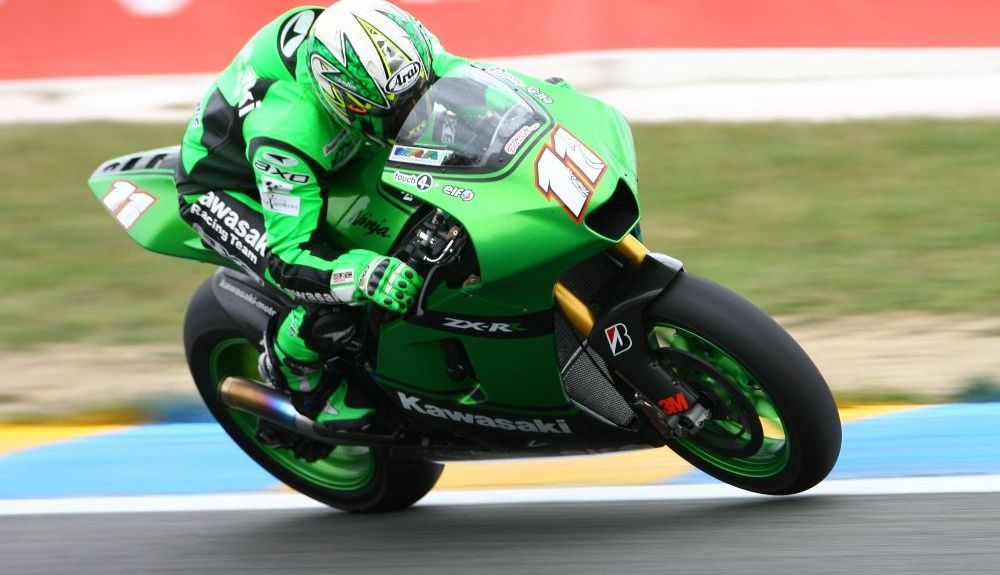 Fonsi Nieto en plena carrera con el equipo Kawasaki. Fuente: GoldandGoose