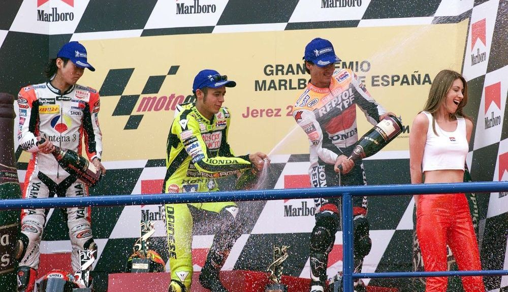 Álex Crivillé en el podio de una de sus carreras. Fuente: GoldandGoose Álex Crivillé en el podio de una de sus carreras. Fuente: GoldandGoose