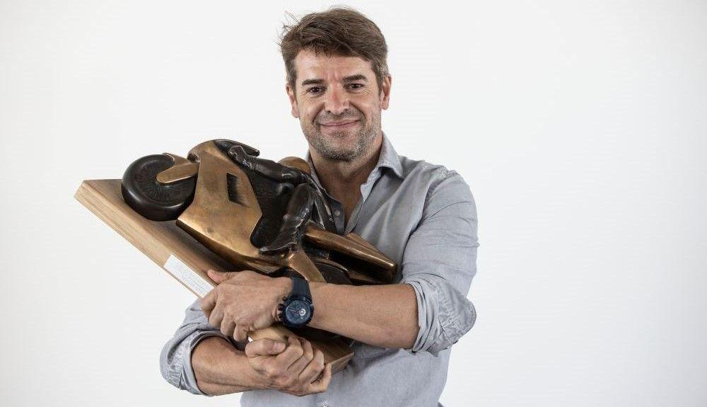 Carlos Checa con su trofeo de 2011. Fuente: Gold & Goose Carlos Checa con su trofeo de 2011. Fuente: Gold & Goose