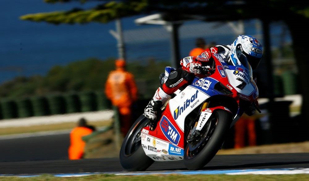 Carlos Checa, en la Ducati campeona del mundo de SBK. Fuente: Gold & Goose