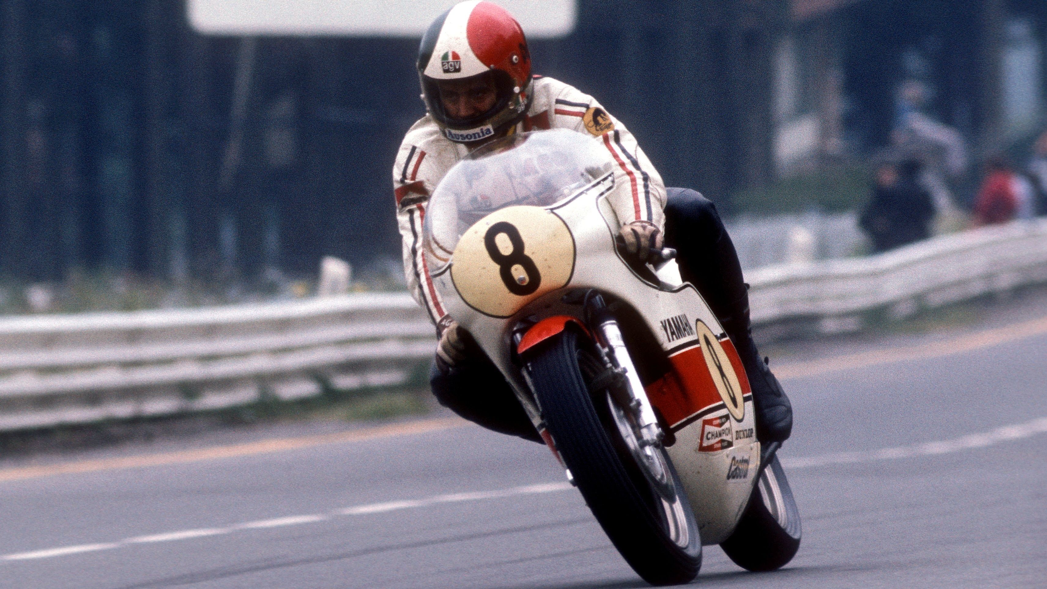 Giacomo Agostini - 2 títulos mundiales: 1 de 500cc (1975) y 1 de 350cc (1974)