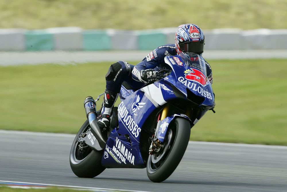 Colin Edwards con la Yamaha oficial de MotoGP en el GP de la República Checa de 2005. Fuente: Gold & Goose