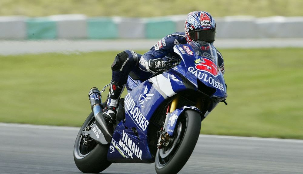 Colin Edwards con la Yamaha oficial de MotoGP en el GP de la República Checa de 2005. Fuente: Gold & Goose Colin Edwards con la Yamaha oficial de MotoGP en el GP de la República Checa de 2005. Fuente: Gold & Goose