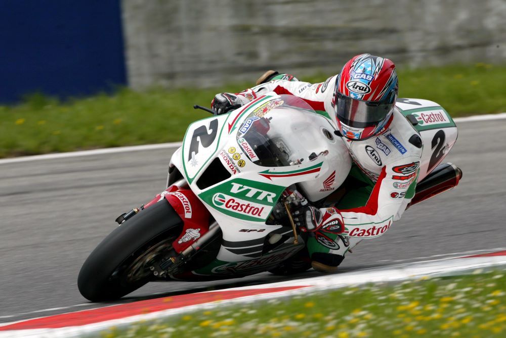 Colin Edwards en la Honda con la que consiguió el segundo título de Superbikes en 2002. Fuente: Gold & Goose
