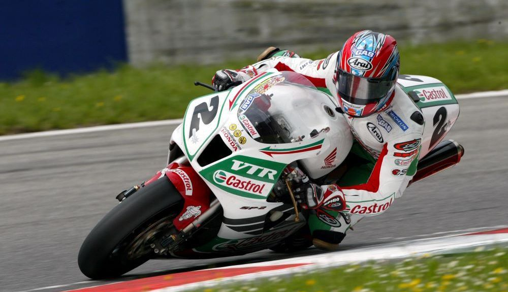 Colin Edwards en la Honda con la que consiguió el segundo título de Superbikes en 2002. Fuente: Gold & Goose Colin Edwards en la Honda con la que consiguió el segundo título de Superbikes en 2002. Fuente: Gold & Goose