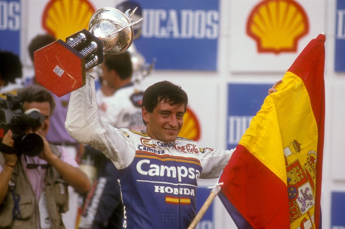 Sito Pons de joven celebrando una victoria con el equipo Honda / GoldandGoose