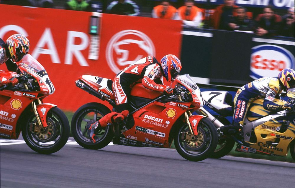 Carl Fogarty en 1999, año en el que fue campeón con Ducati. Fuente: Gold & Goose