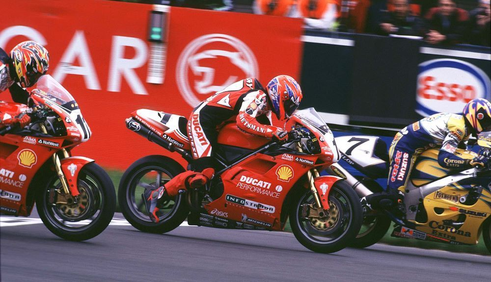 Carl Fogarty en 1999, año en el que fue campeón con Ducati. Fuente: Gold & Goose Carl Fogarty en 1999, año en el que fue campeón con Ducati. Fuente: Gold & Goose