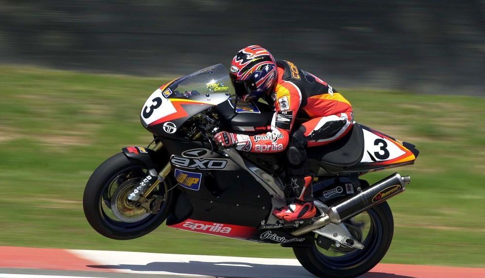 Troy Corser en la Aprilia de 2001. Gold & Goose