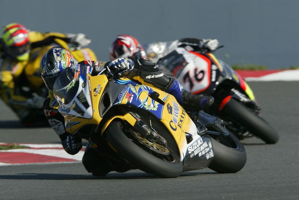 Troy Corser en la Suzuki campeona de 2005. Gold & Goose