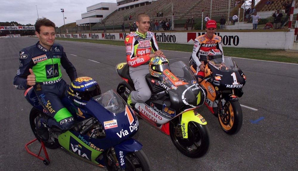Los campeones de 1999, Alzamora, Rossi y Crivillé. Fuente: Gold & Goose Los campeones de 1999, Alzamora, Rossi y Crivillé. Fuente: Gold & Goose
