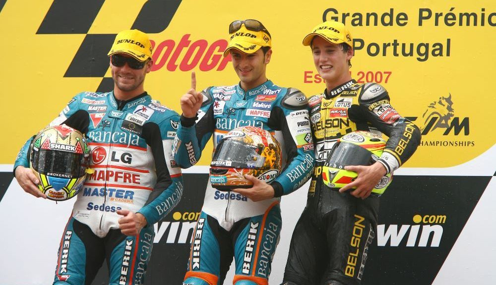 Héctor Faubel flanqueado por Gábor Talmácsi y Pol Espargaró en 2007. Fuente: Gold & Goose