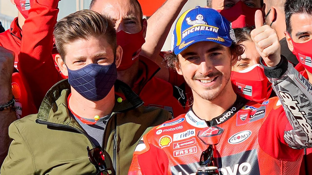 Pecco Bagnaia y Casey Stoner celebrando la pole de Portimao.