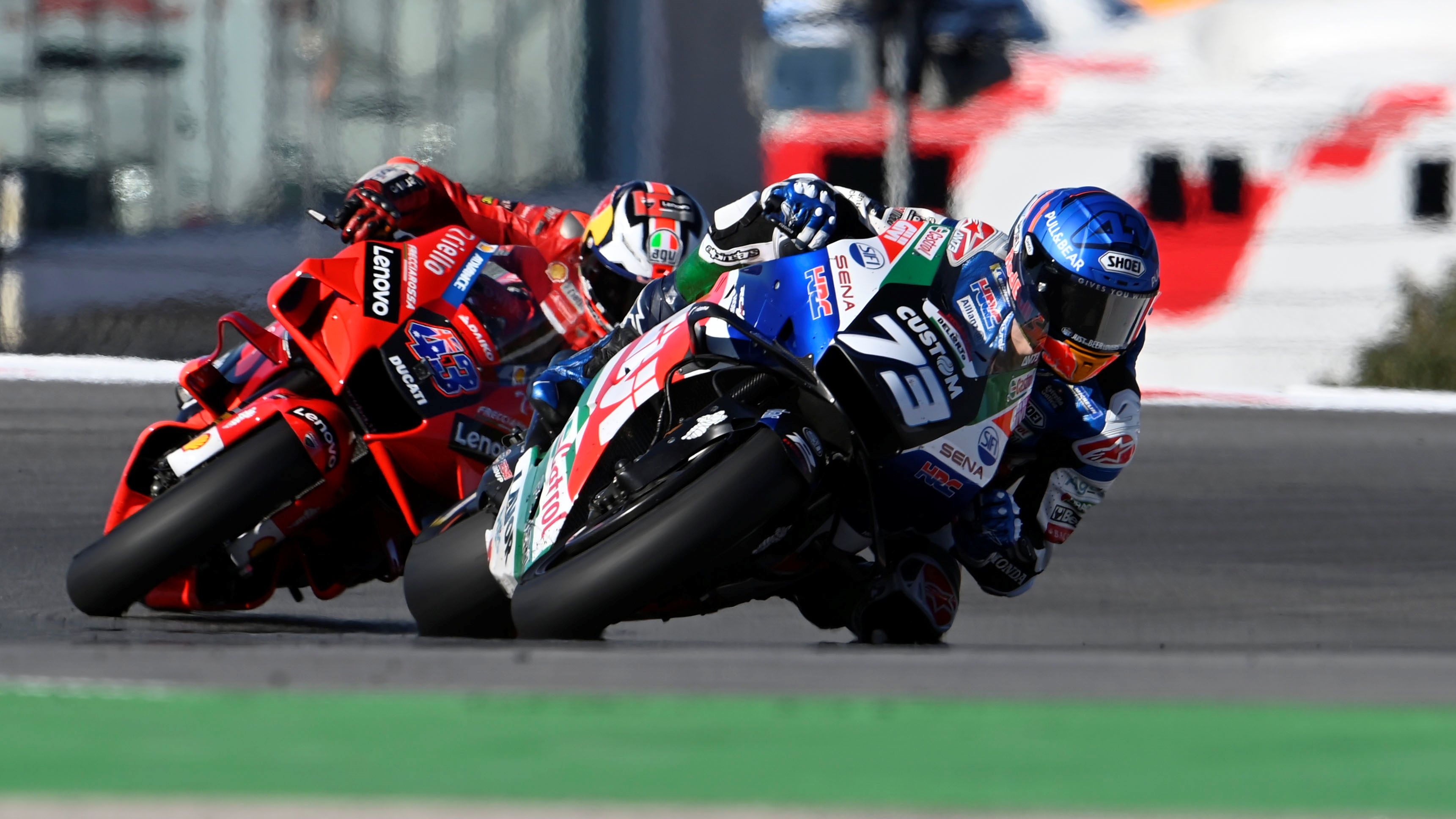 Álex Márquez en posición de podio con Jack Miller a su estela