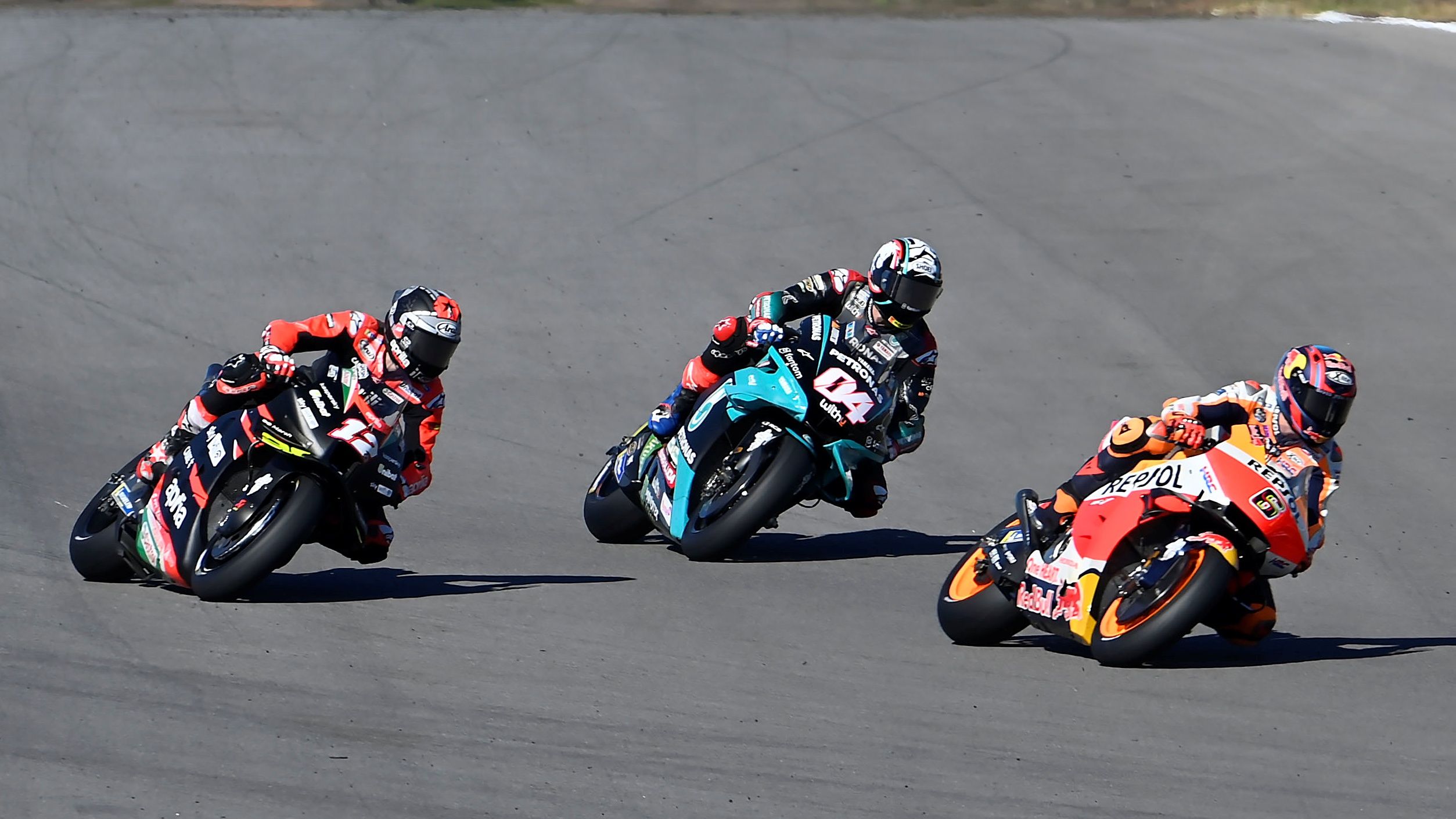 Andrea Dovizioso pasa a Maverick Viñales a la espalda de Stefan Bradl