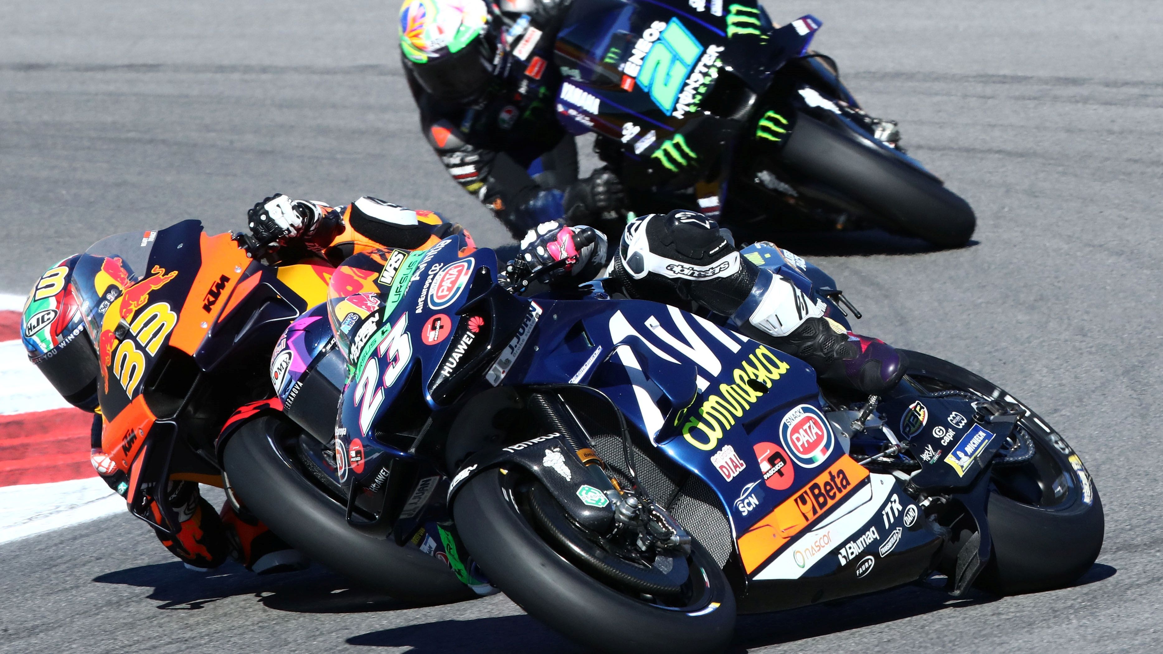 Brad Binder supera a Enea Bastianini ante Franco Morbidelli