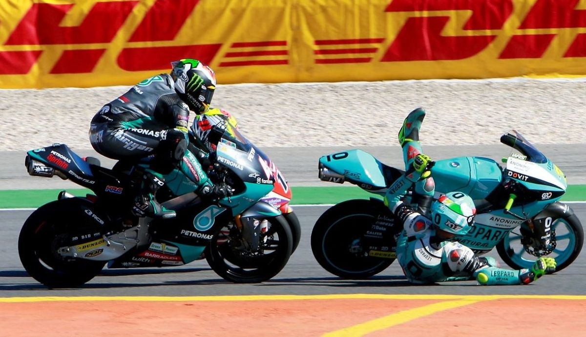Dennis Foggia cae tras ser impactado por Darryn Binder y Sergio García no puede evitar caer Dennis Foggia cae tras ser impactado por Darryn Binder y Sergio García no puede evitar caer