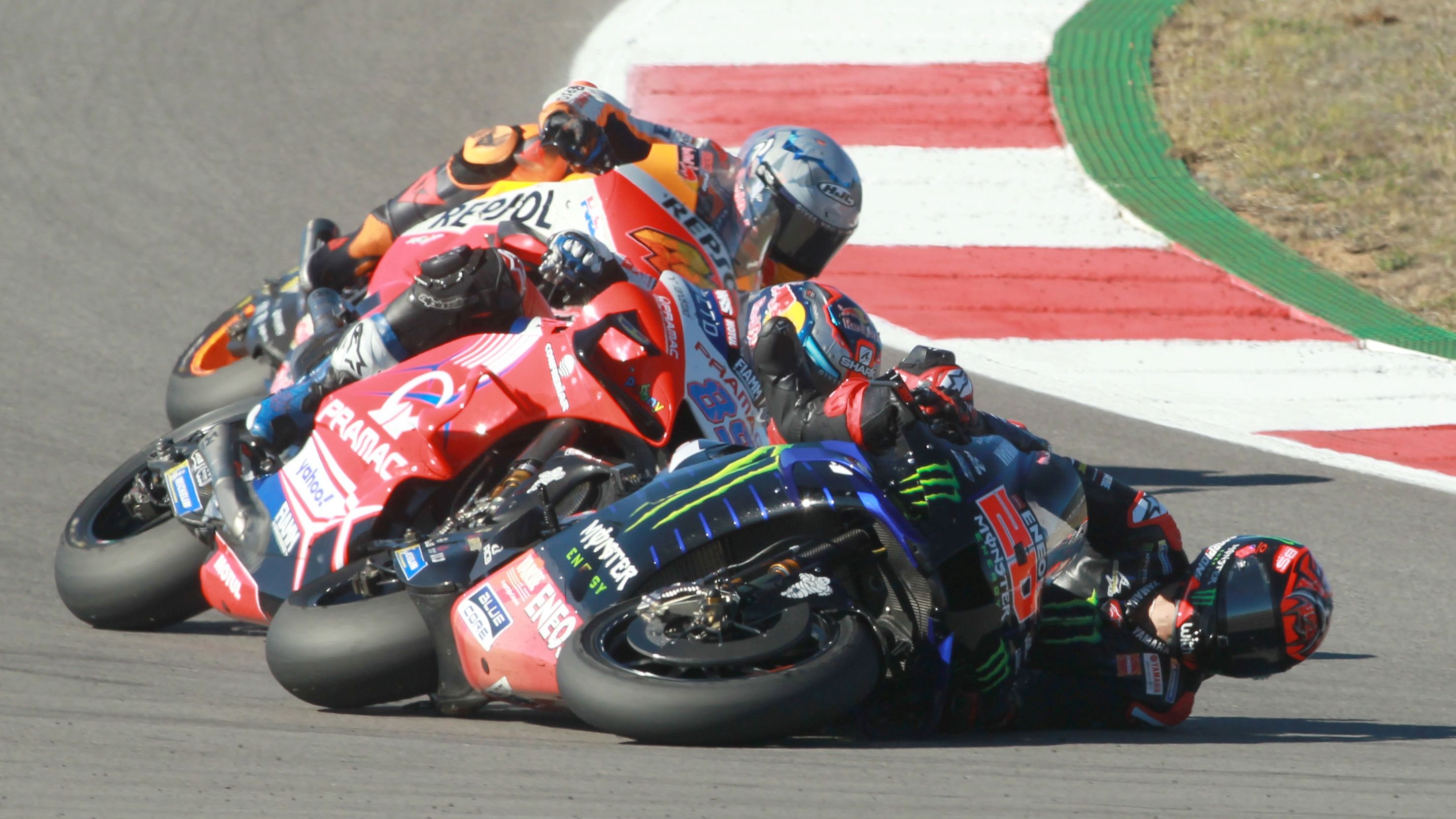 Fabio Quartararo cae en presencia de Jorge Martín y Pol Espargaró