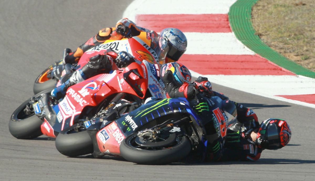 Fabio Quartararo cae en presencia de Jorge Martín y Pol Espargaró Fabio Quartararo cae en presencia de Jorge Martín y Pol Espargaró