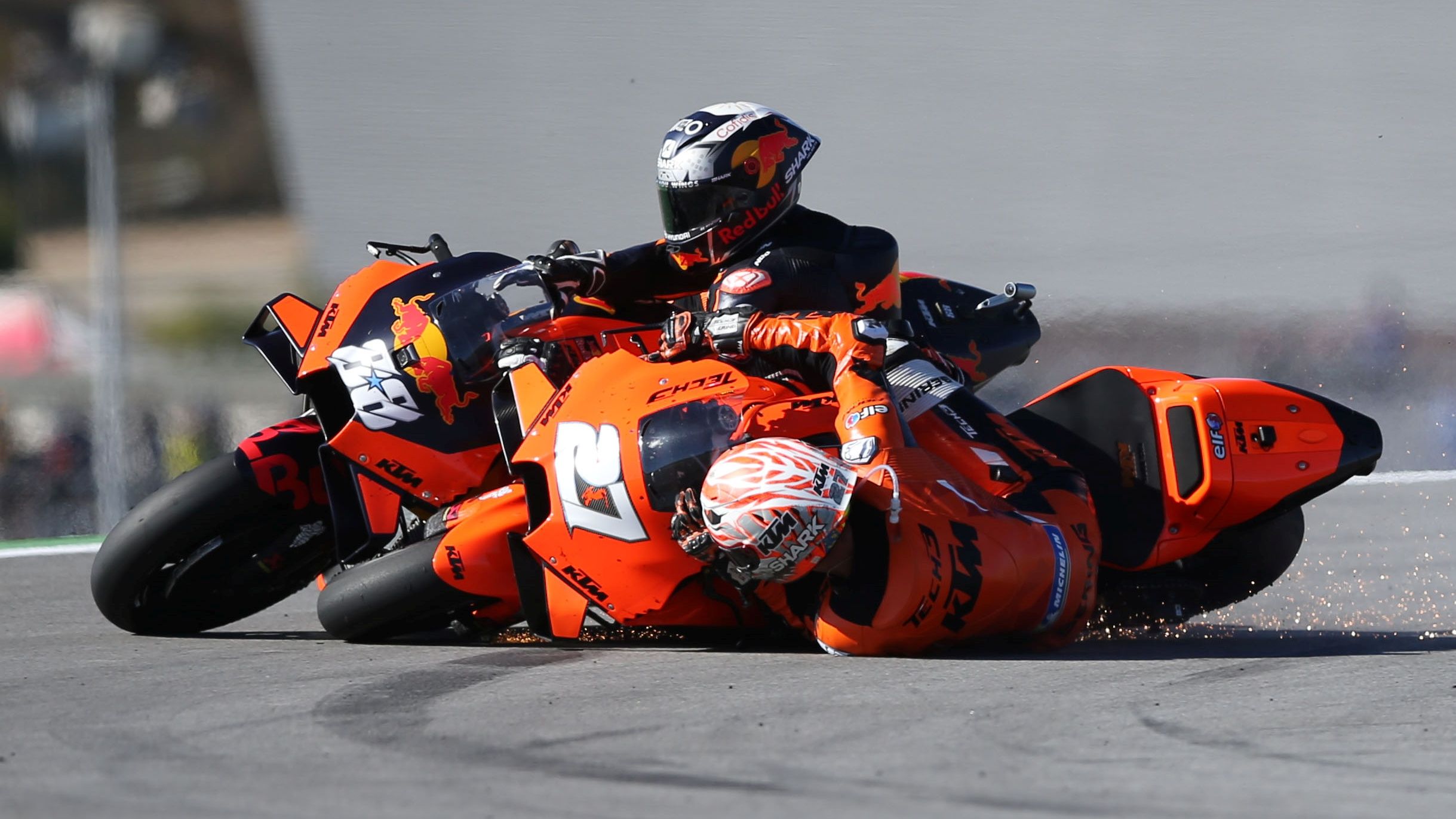 Iker Lecuona se cae y arrastra a Miguel Oliveira