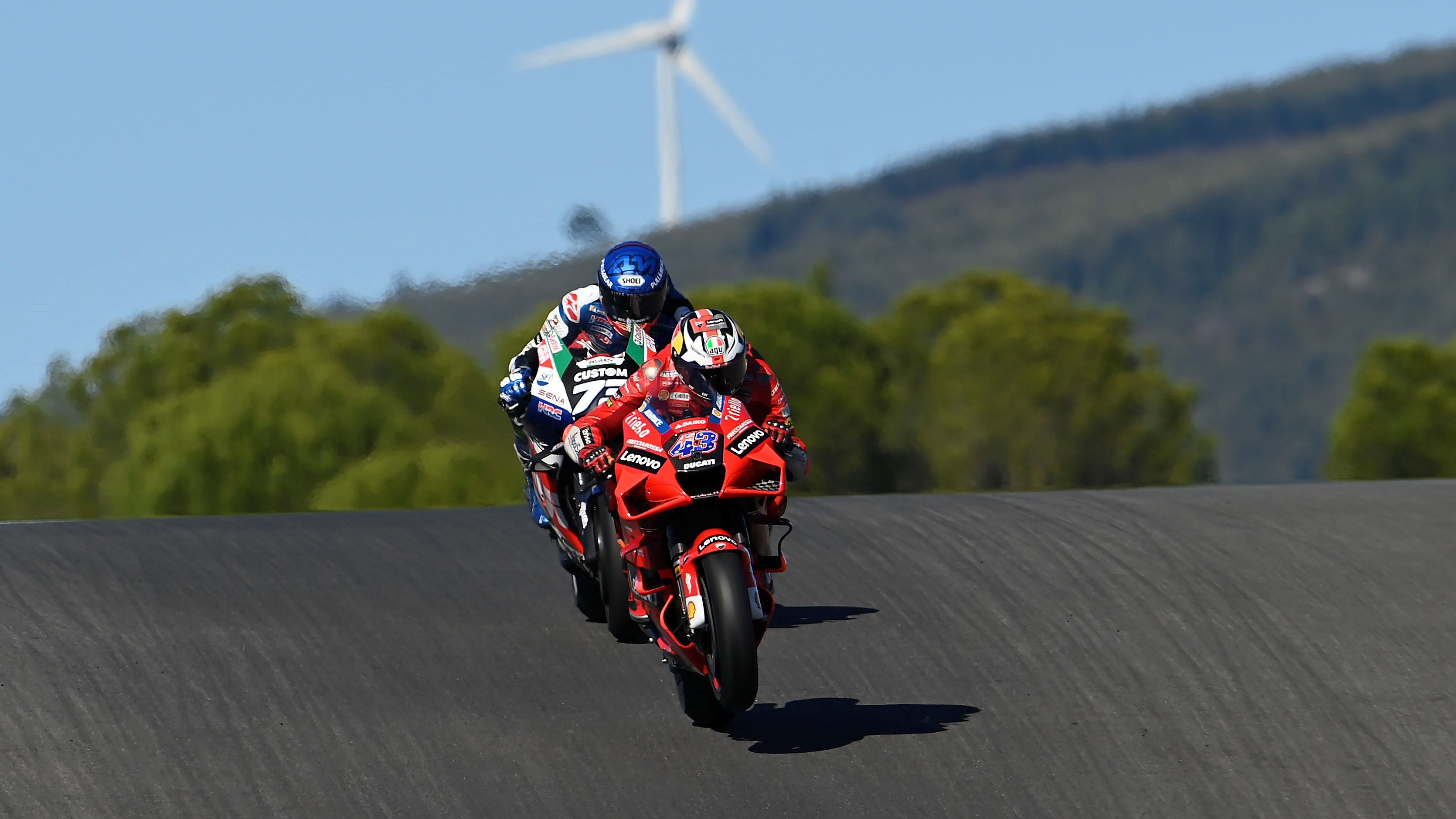 Jack Miller con Álex Márquez totalmente pegado a su rueda