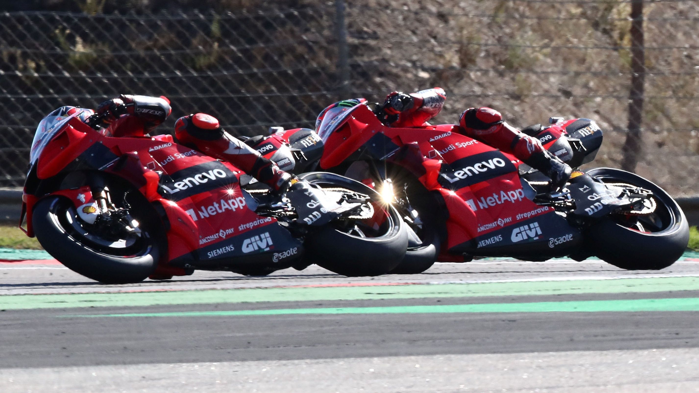 Jack Miller se abre en la primera curva y Pecco Bagnaia se lanza a su interior