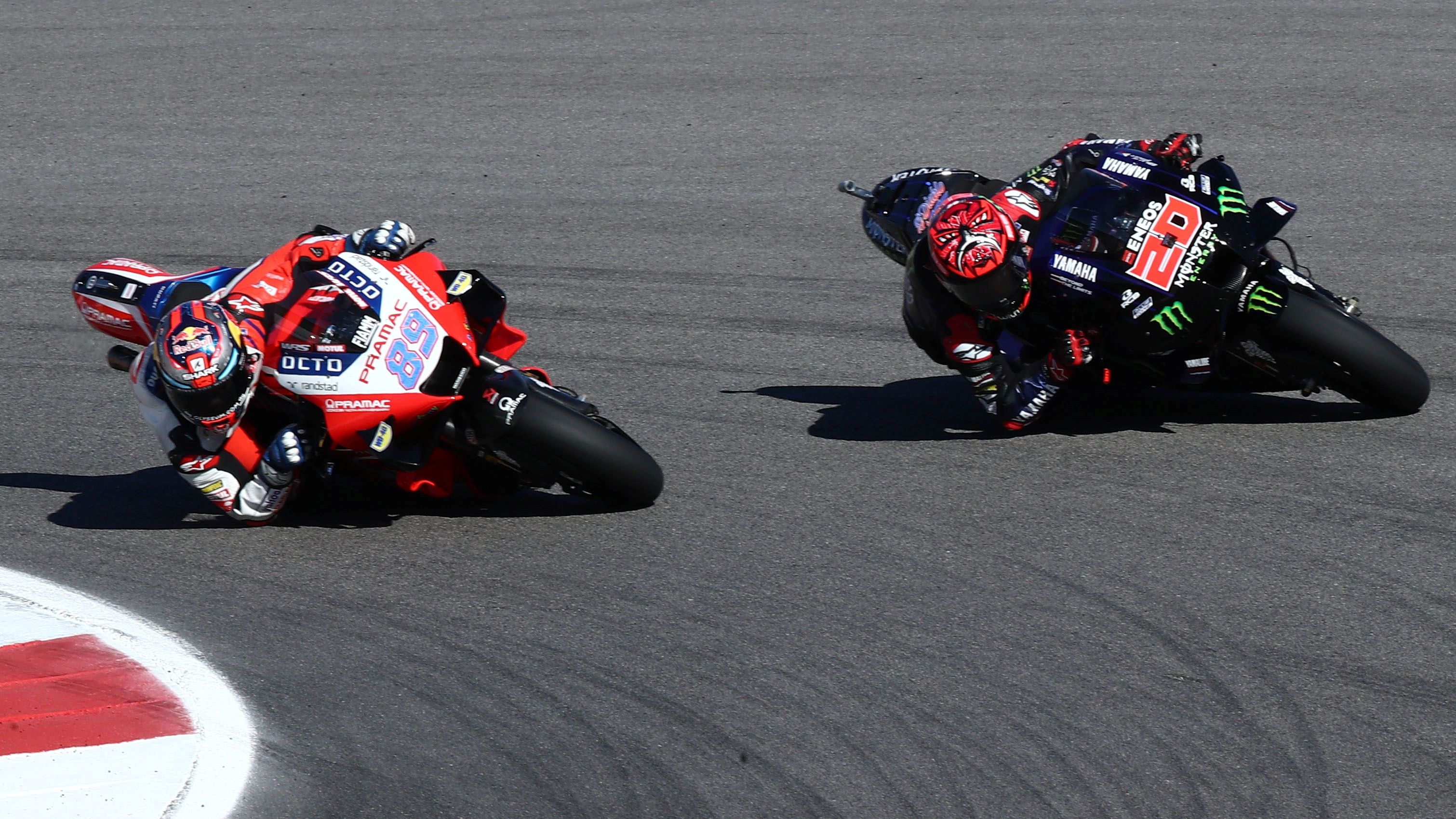Jorge Martín aprovecha que Fabio Quartararo se abre para superarle