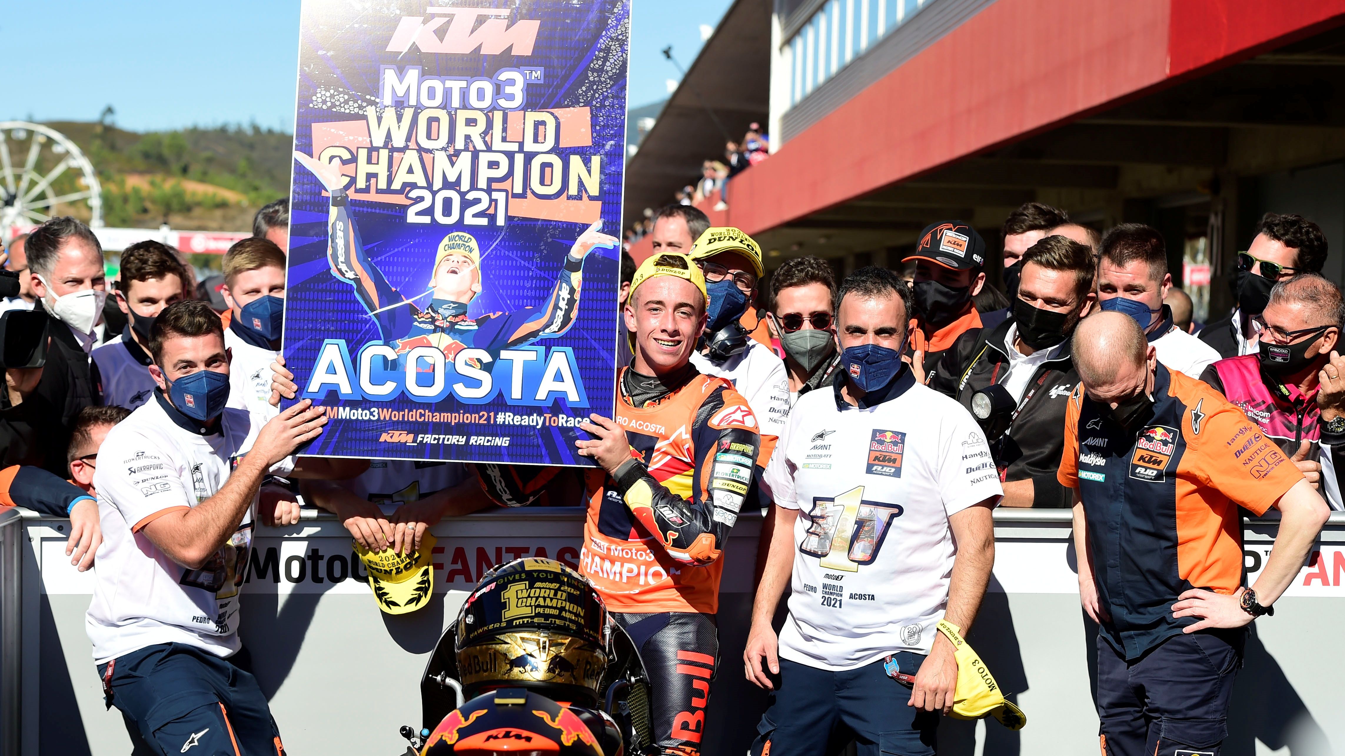 Pedro Acosta festeja con su equipo el título mundial de Moto3 2021