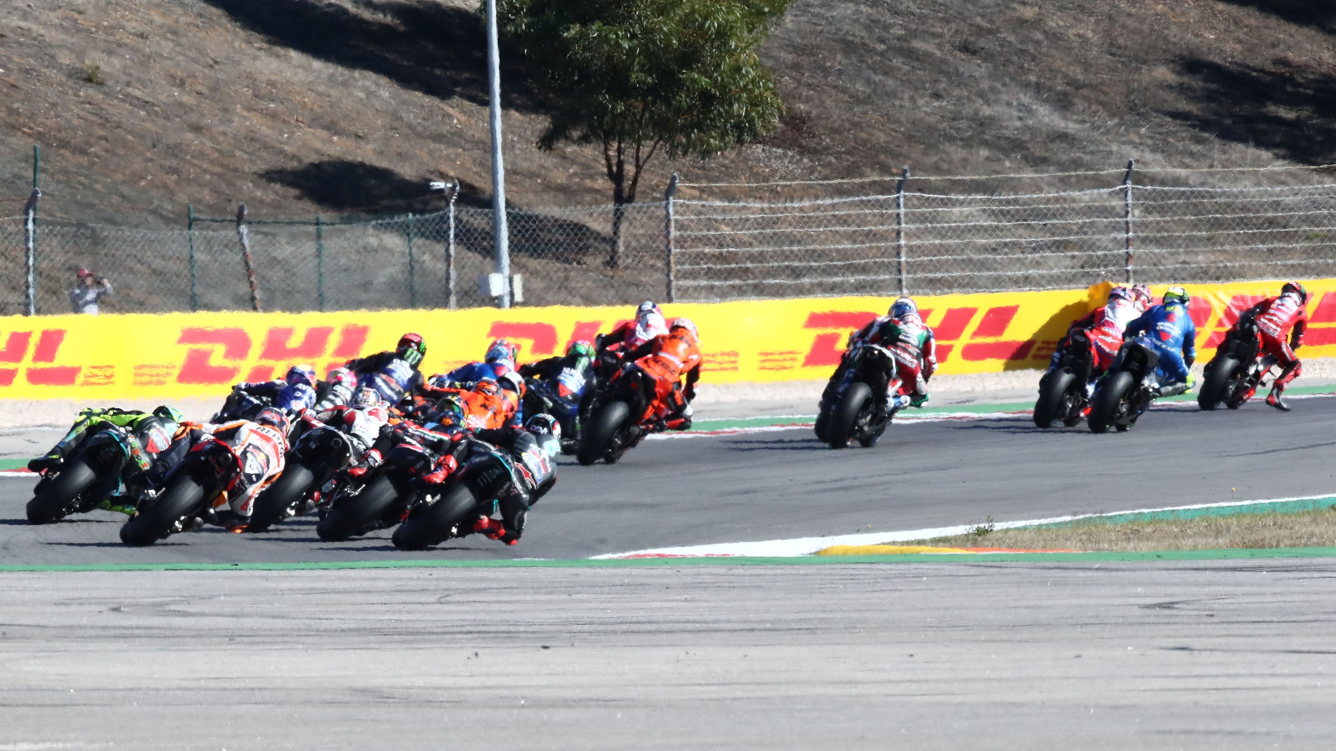 Vista trasera del grupo de MotoGP tras la salida