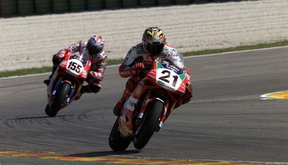 Troy Bayliss en el mundfial de SBK de 2001. Fuente: Gold & Goose Troy Bayliss en el mundfial de SBK de 2001. Fuente: Gold & Goose