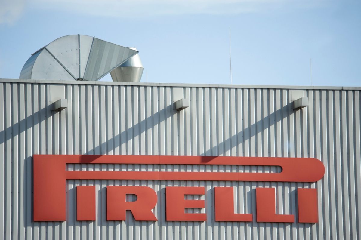 Logotipo de la marca de ruedas Pirelli. Fuente: iStock / kontrast-fotodesign