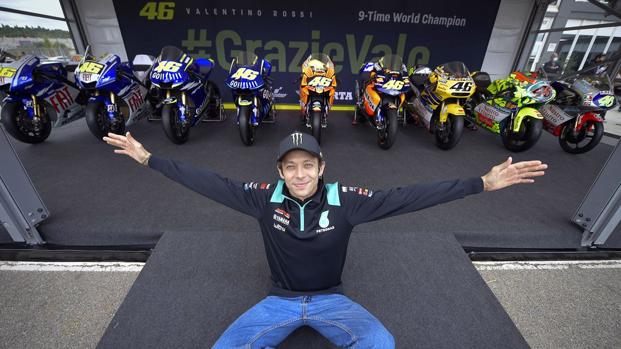 Valentino Rossi con las nueve motos con las que se proclamó campeón del mundo.
