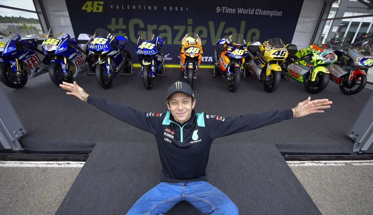 Valentino Rossi con las nueve motos con las que se proclamó campeón del mundo. Valentino Rossi con las nueve motos con las que se proclamó campeón del mundo.
