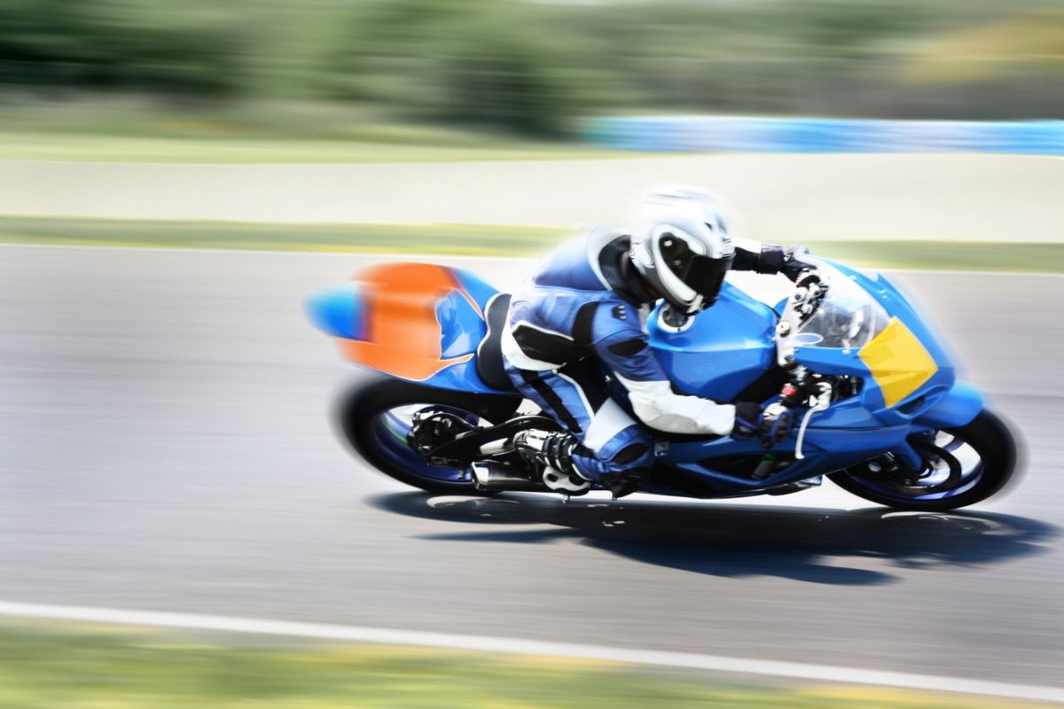Piloto en una de las carreras de motos en la actualidad. Fuente: iStock / derprinz
