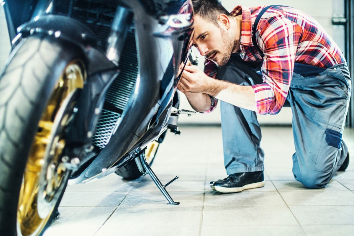 Reparación de la moto para la que se usa una llave multiusos. Fuente: iStock / gilaxia