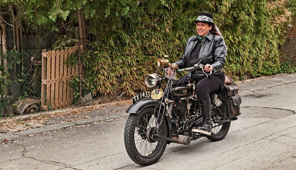 Motorista sobre una AJS G2 800 cc de 1926. Fuente: iStock/ermess Motorista sobre una AJS G2 800 cc de 1926. Fuente: iStock/ermess