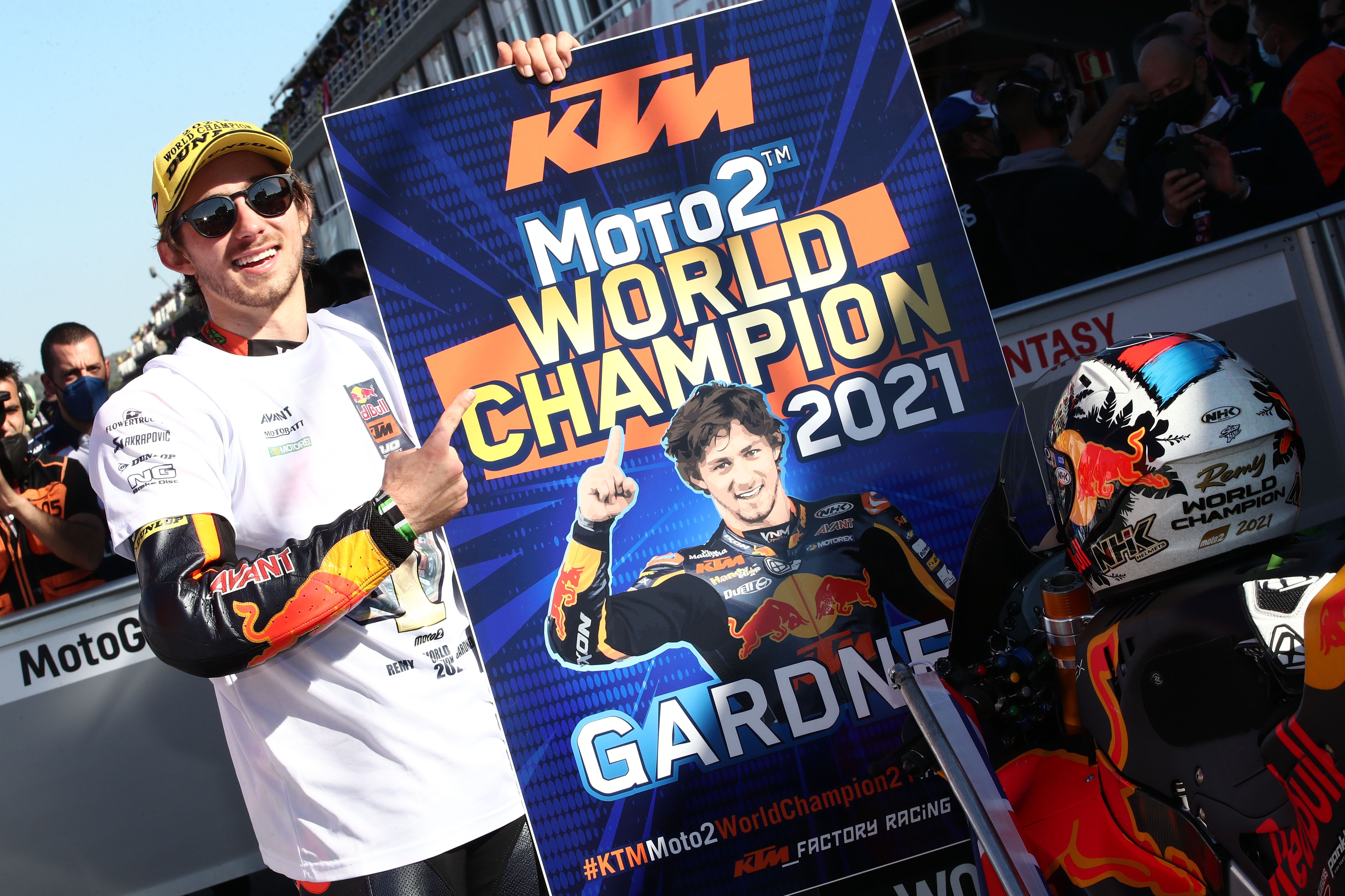 Remy Gardner celebra el título de Moto2 en Valencia.